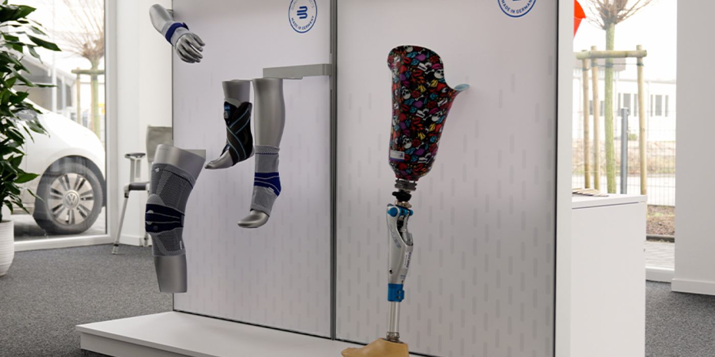 Moderne Beinprothese im Showroom des Sanitätshaus Janssen in Emden