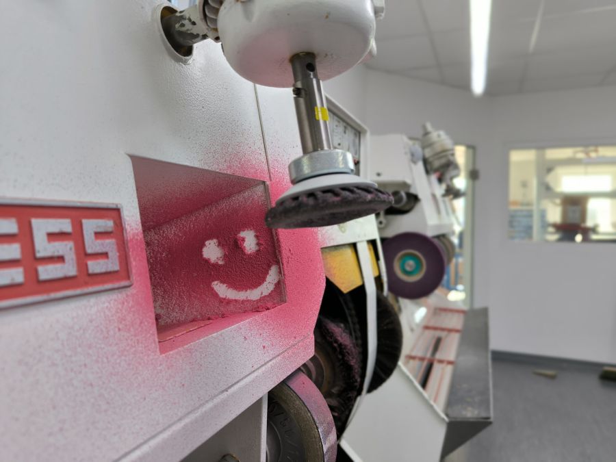 Maschine in der Orthopädietechnik Werkstatt des Sanitätshaus Janssen